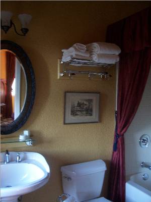 private bathroom with tub shower - bed breakfast close to Yosemite National Park